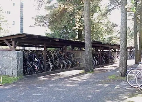RR – Bike shelter by the building